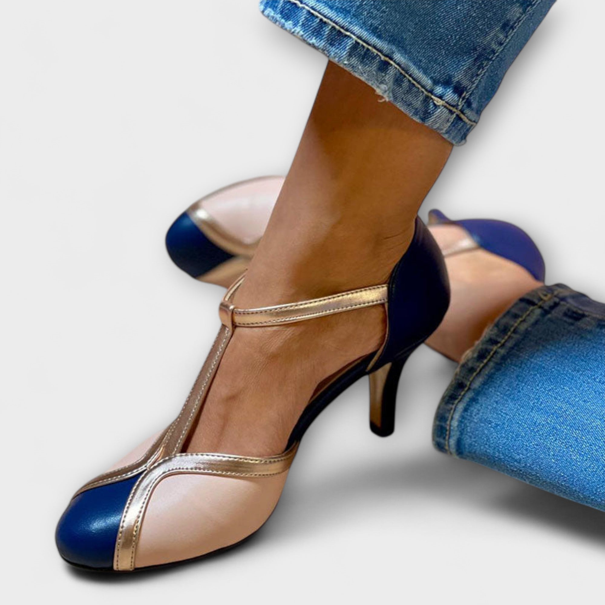 Alessia – Tweekleurige T-band elegantie