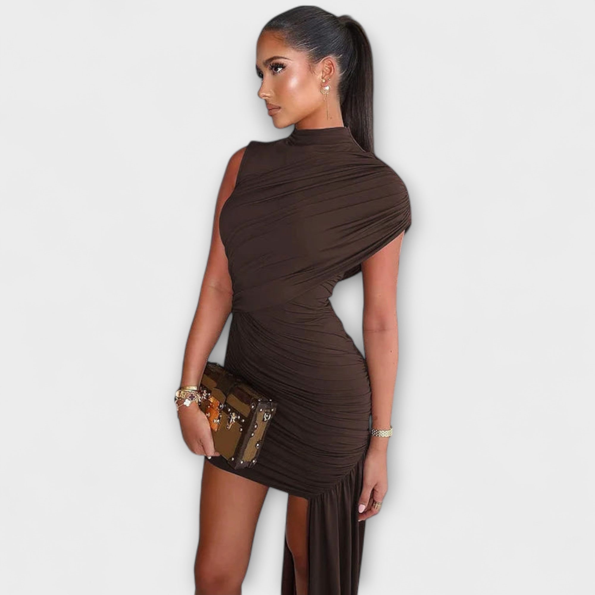 Lila - Stilren, figursydd klänning med rund halsringning och veckning