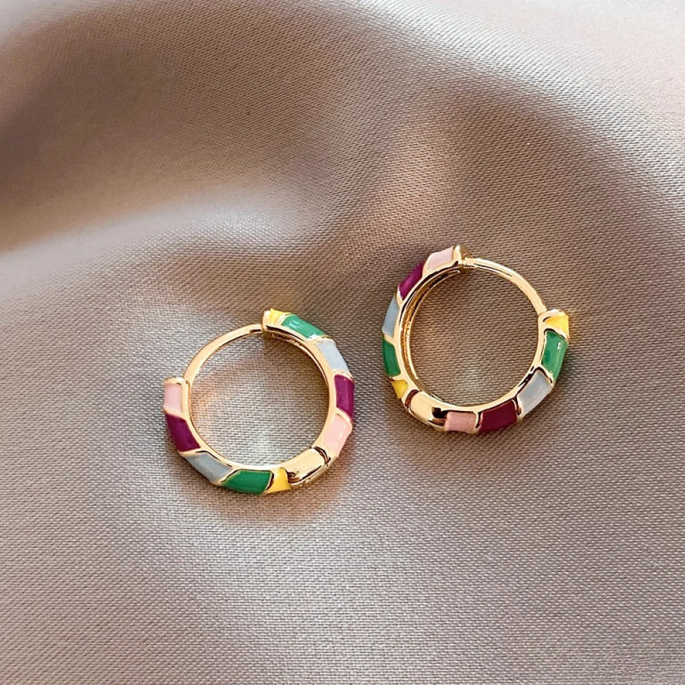 Boucles d'oreilles élégantes en or avec émail coloré