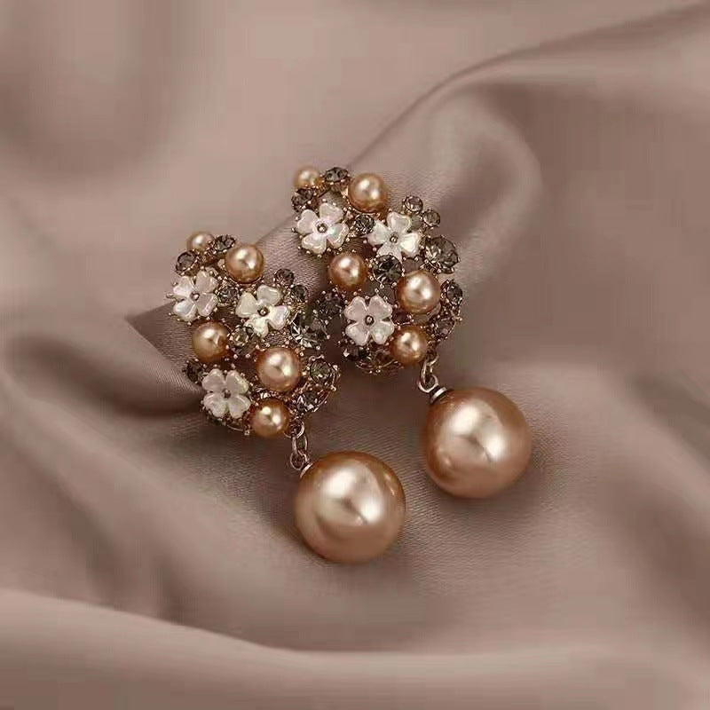 Pendientes elegantes con cuentas de flores